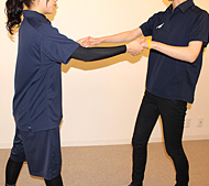 ２人組みで正面を向き合い、両手を握る